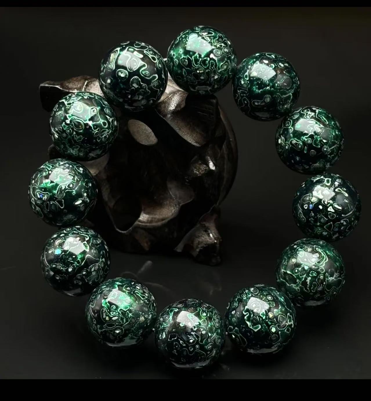 Warning sign graphic: Lacquer beads not for pregnancy use